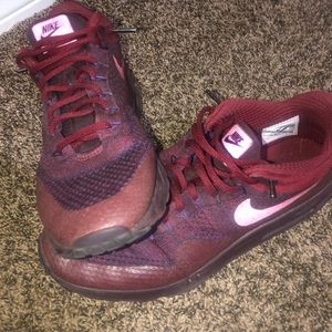 MAROON NIKE AIR MAX